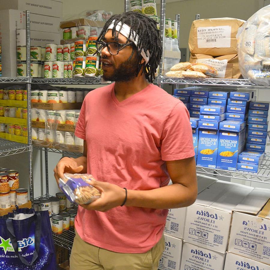 Student works at food pantry U-Access